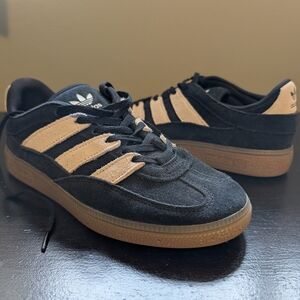 Adidas Men's Black and Tan Sneakers